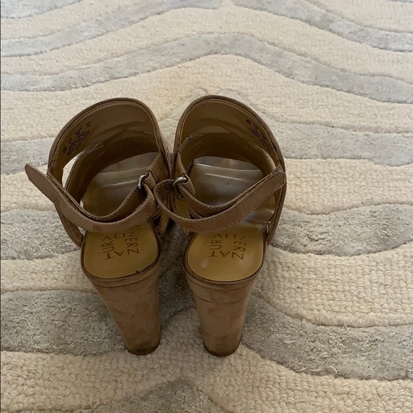 Naturalizer Etta Oatmeal colored sz 8 heel - Picture 3 of 3
